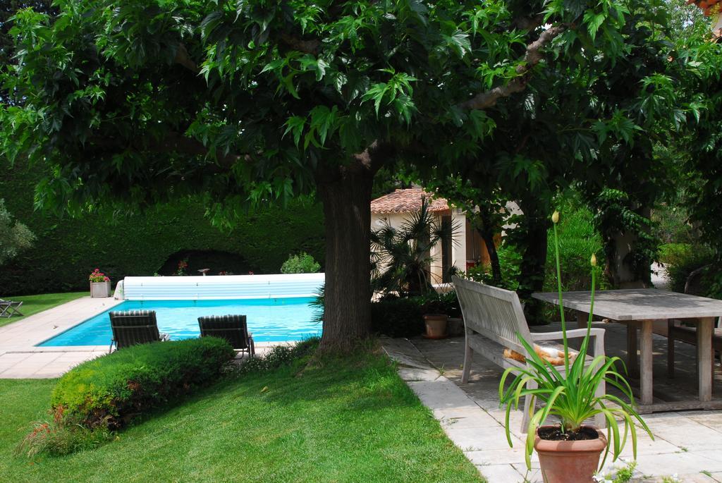 Le Mas Des Lauriers Bed & Breakfast Paradou Exterior photo