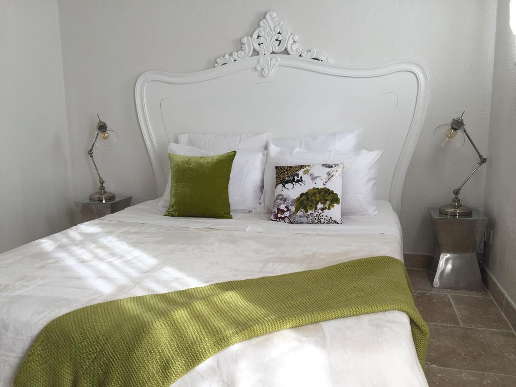 Le Mas Des Lauriers Bed & Breakfast Paradou Room photo