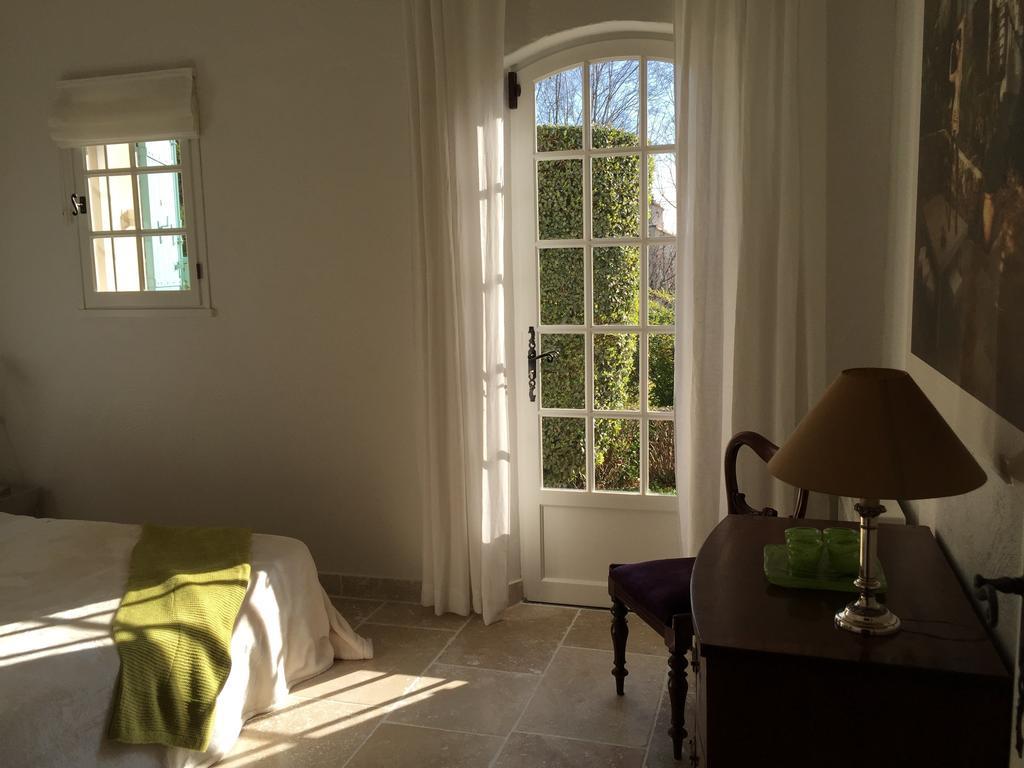 Le Mas Des Lauriers Bed & Breakfast Paradou Room photo