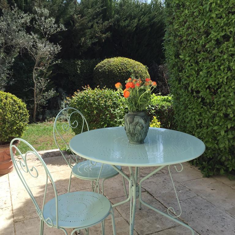 Le Mas Des Lauriers Bed & Breakfast Paradou Room photo